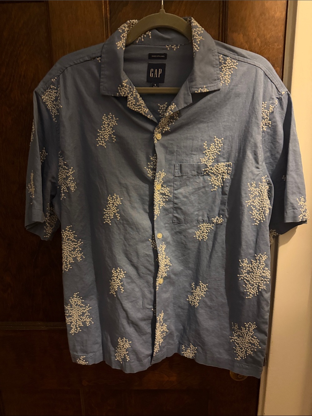 GAP Men’s Blue Short-Sleeve Button-Down Shirt with White Floral Print